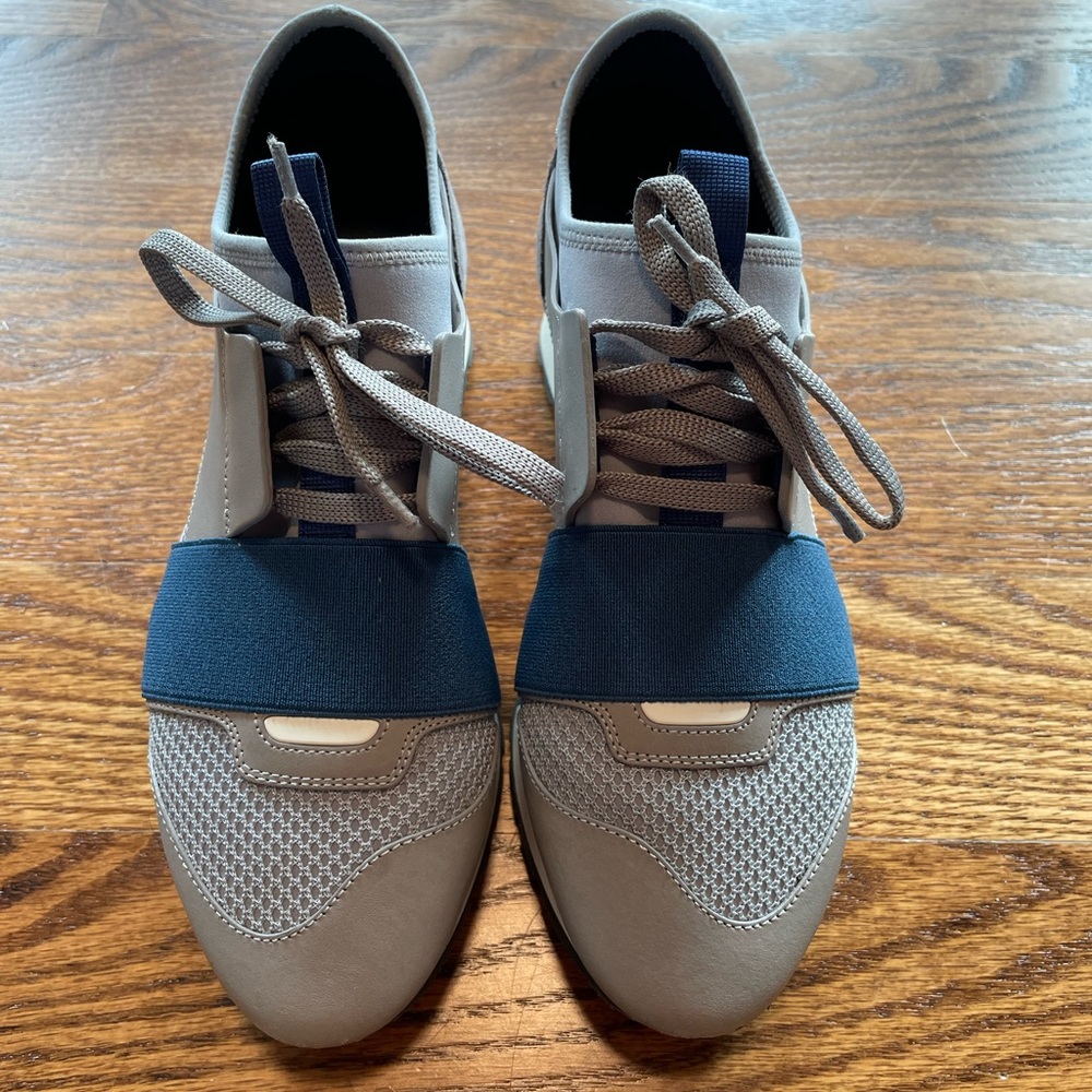 Balenciaga race runner leather sneakers in size 7 (EU 37)